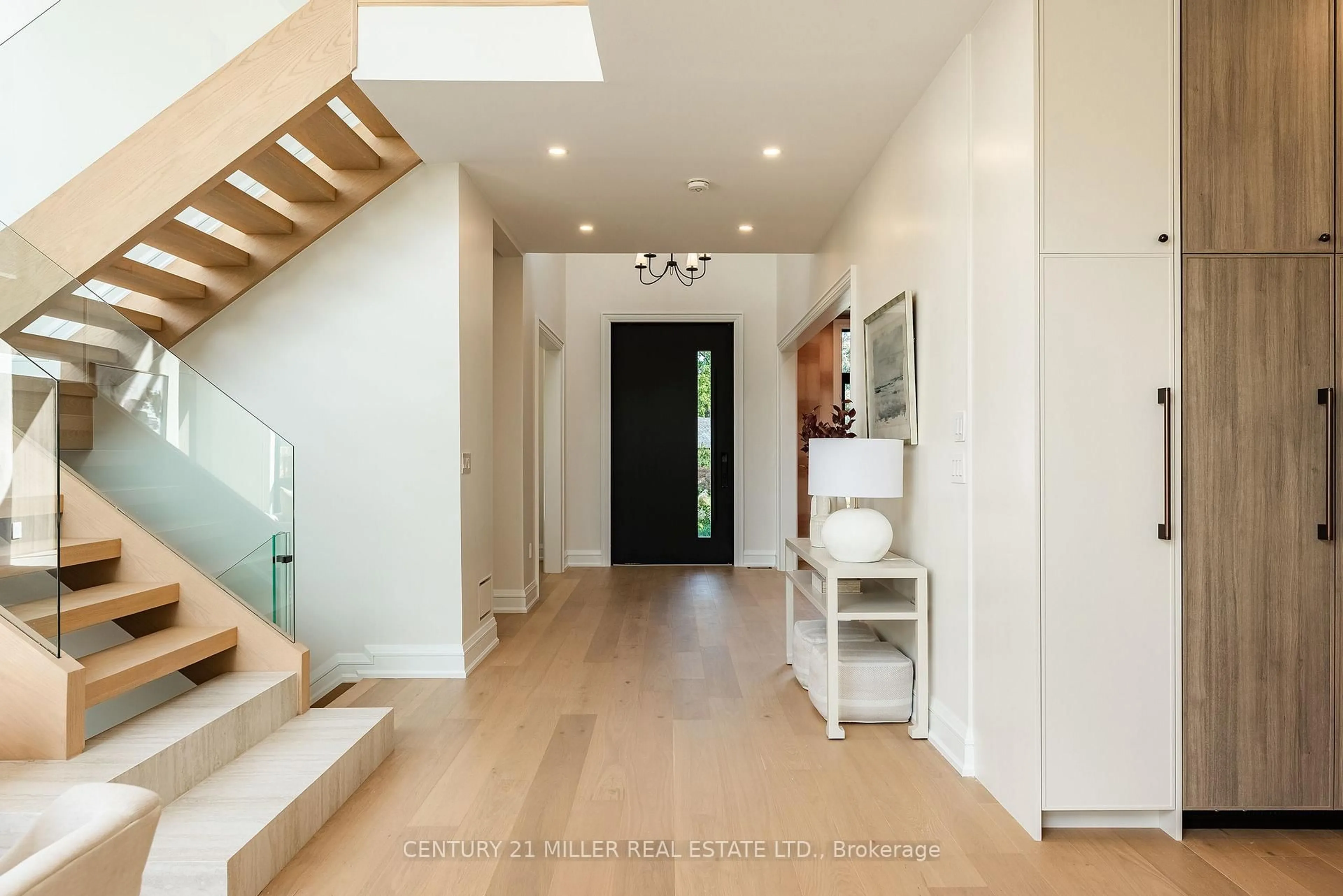 Indoor entryway for 61 Highland Rd, Oakville Ontario L6K 1S8