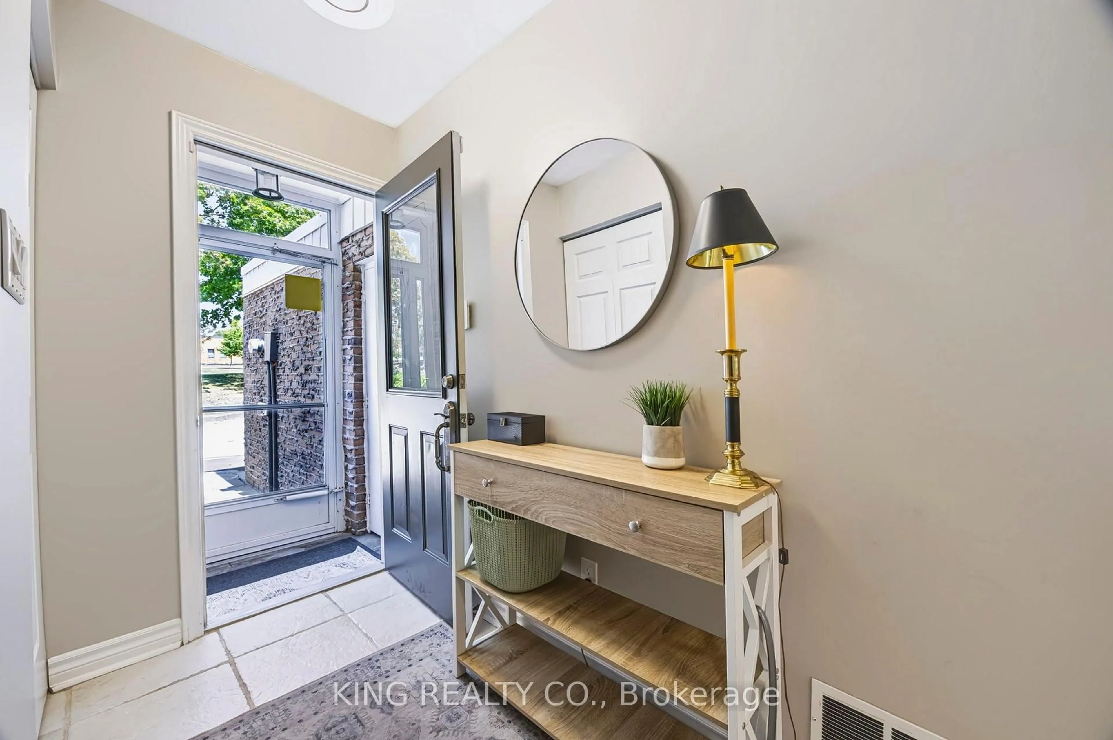 Indoor entryway for 2140 Upper Middle Rd #1, Burlington Ontario L7P 2Z8