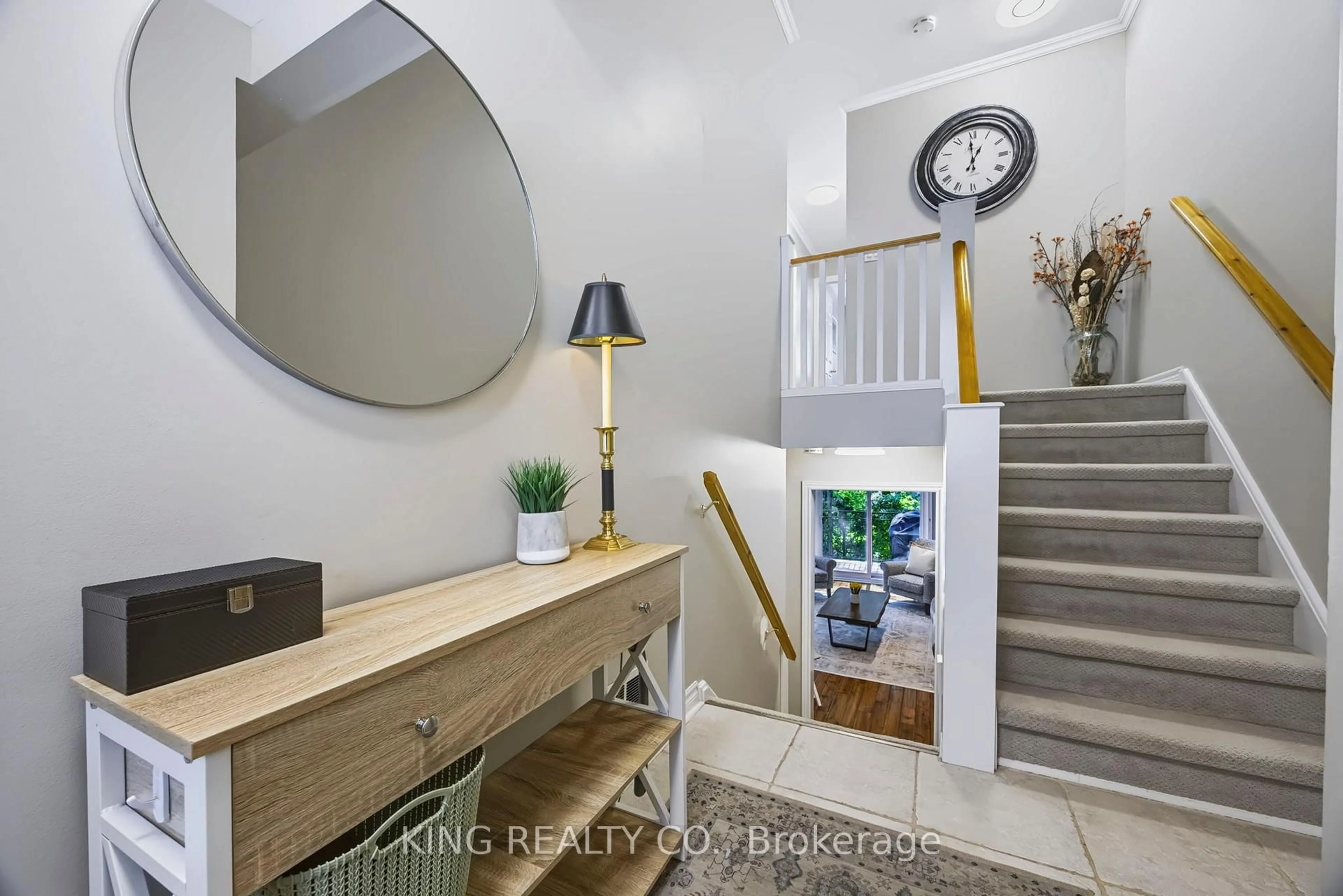 Indoor entryway for 2140 Upper Middle Rd #1, Burlington Ontario L7P 2Z8