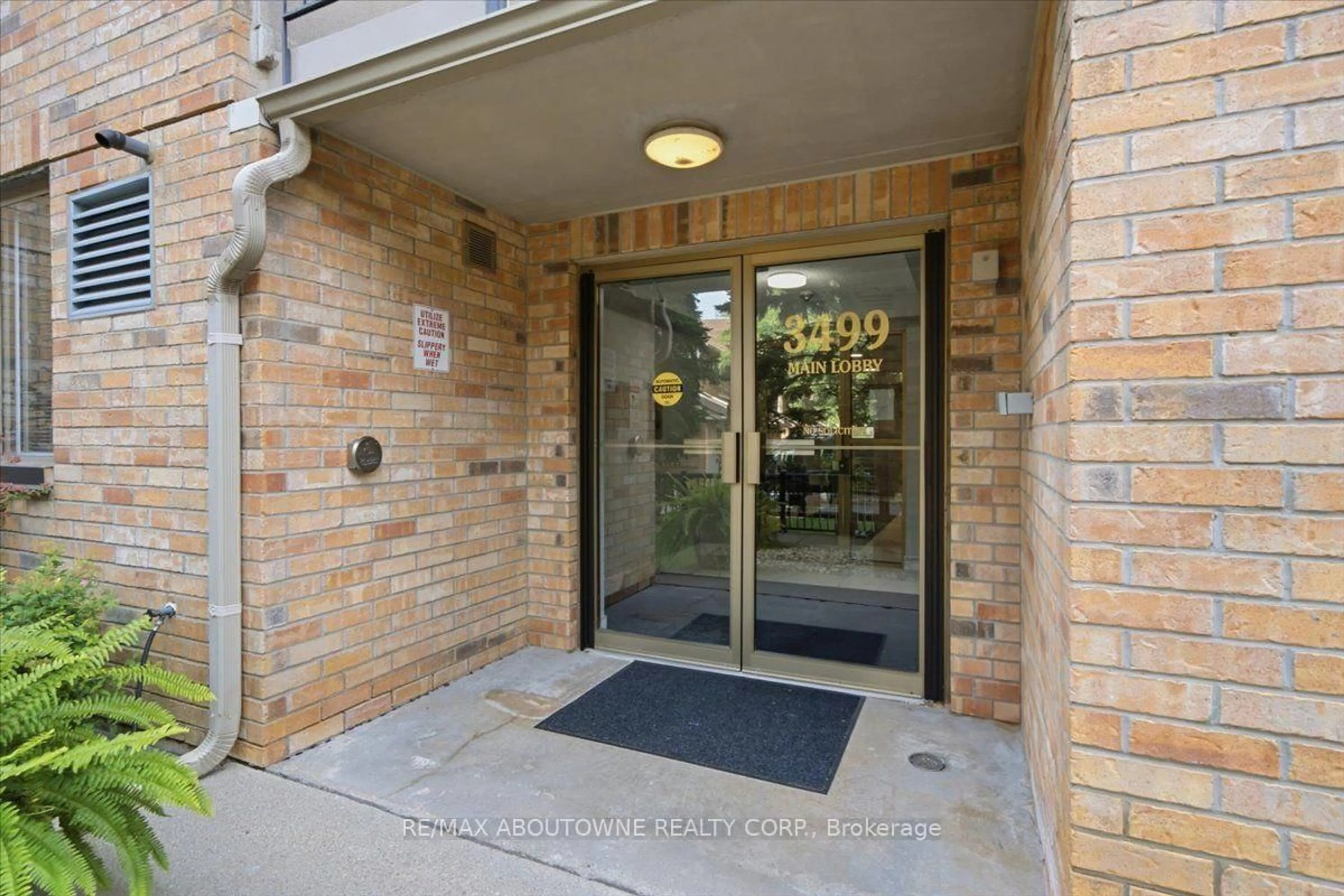 Indoor foyer for 3499 Upper Middle Rd #203, Burlington Ontario L7M 4M7