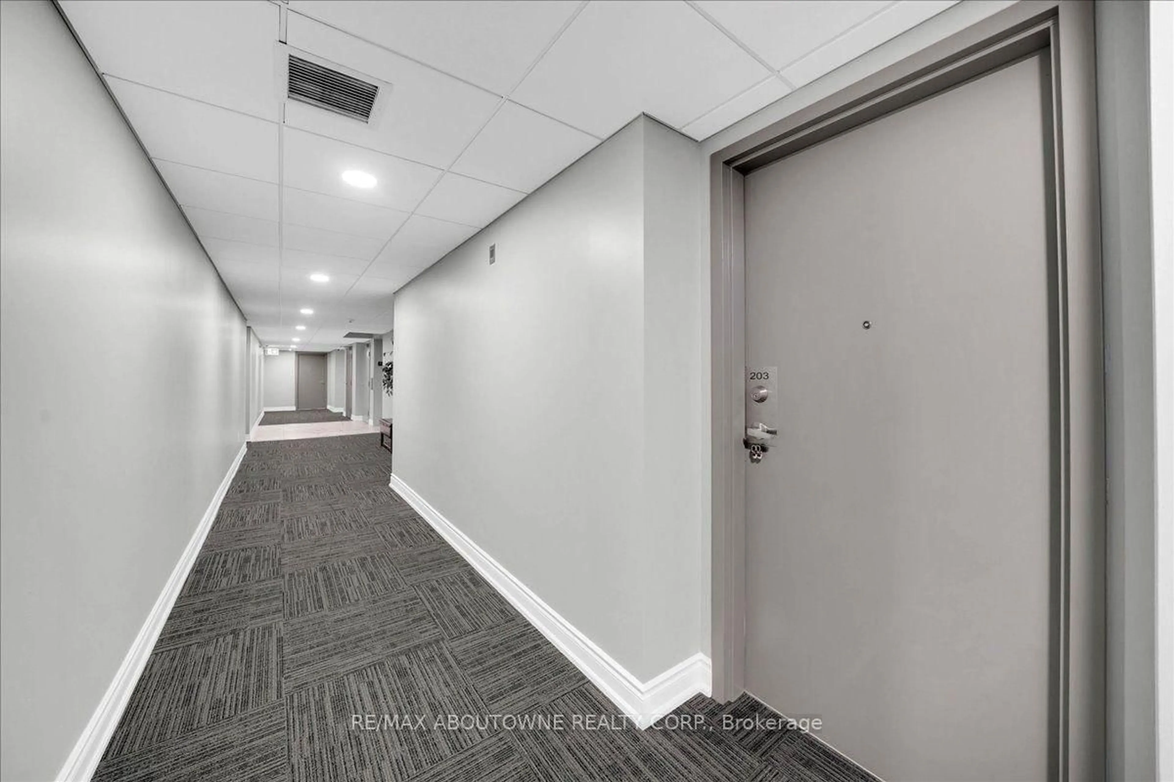 Indoor foyer for 3499 Upper Middle Rd #203, Burlington Ontario L7M 4M7
