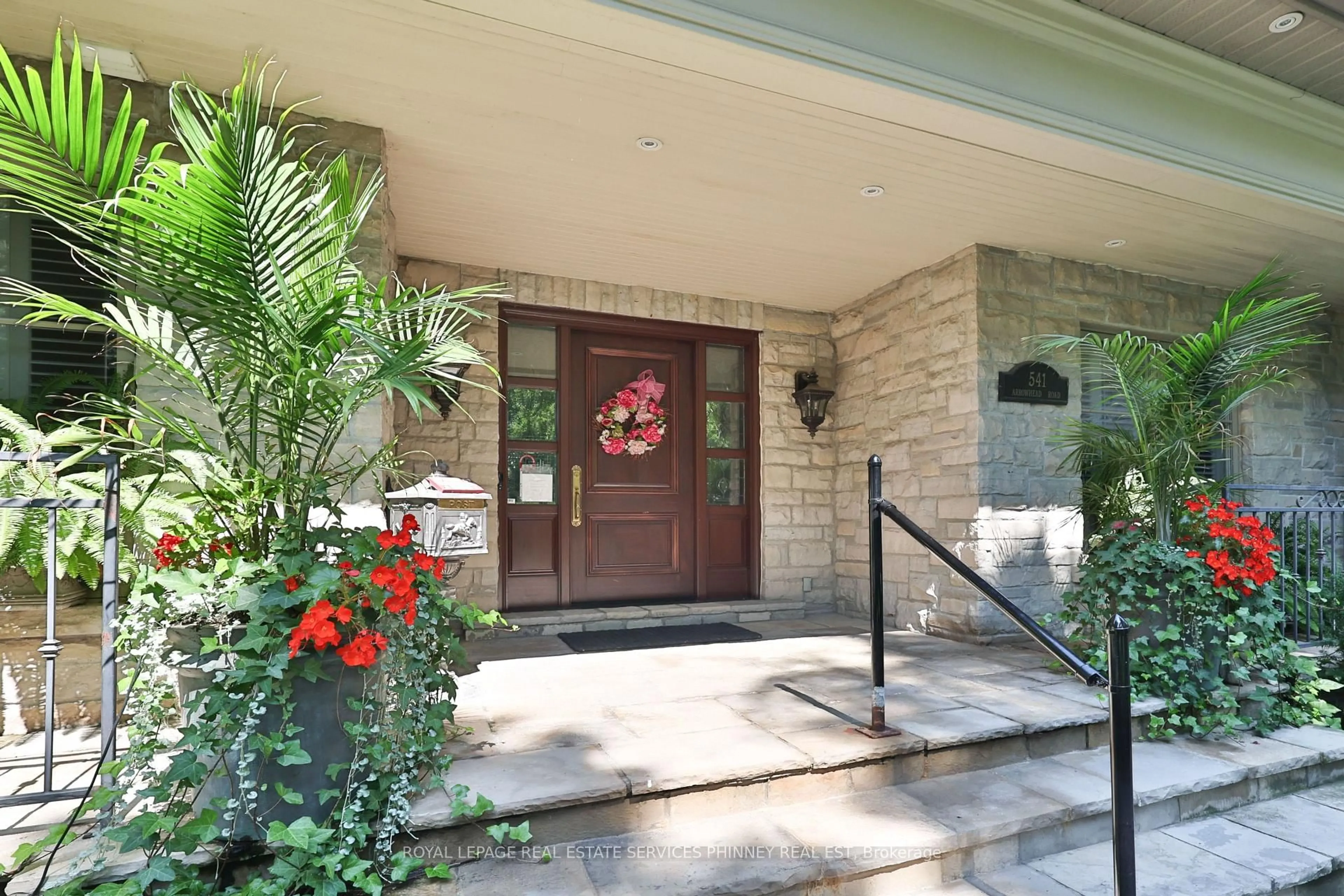 Indoor entryway for 541 Arrowhead Rd, Mississauga Ontario L5H 1V5