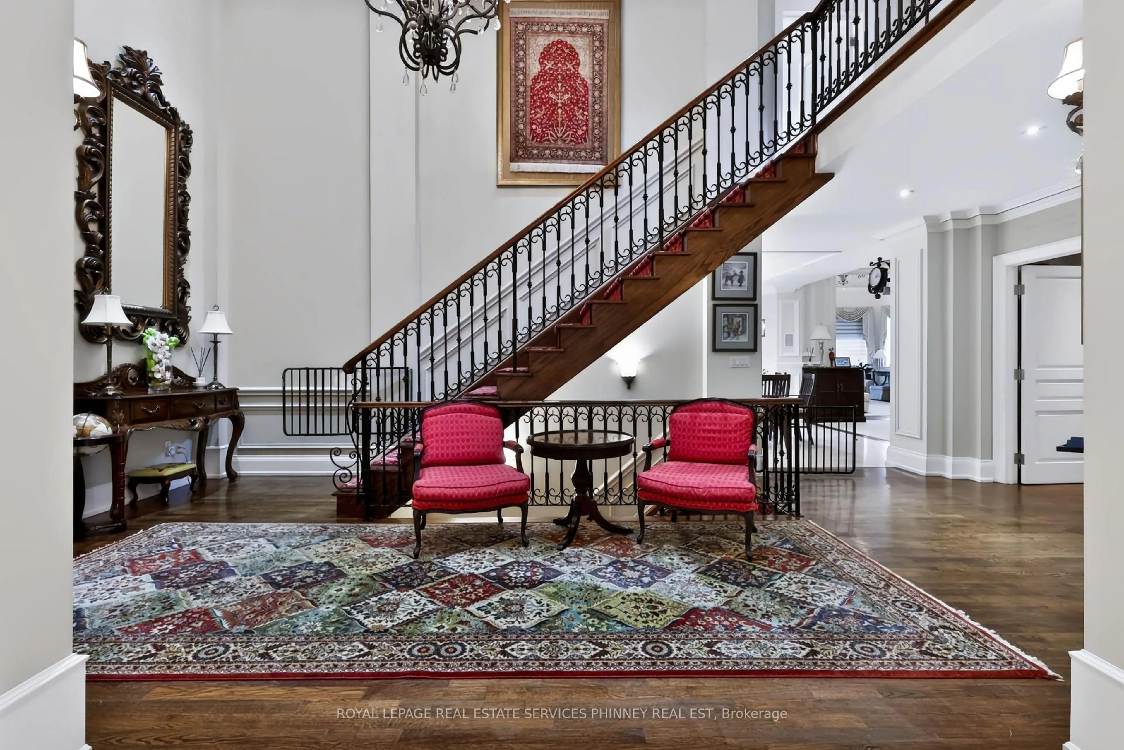 Indoor foyer for 541 Arrowhead Rd, Mississauga Ontario L5H 1V5