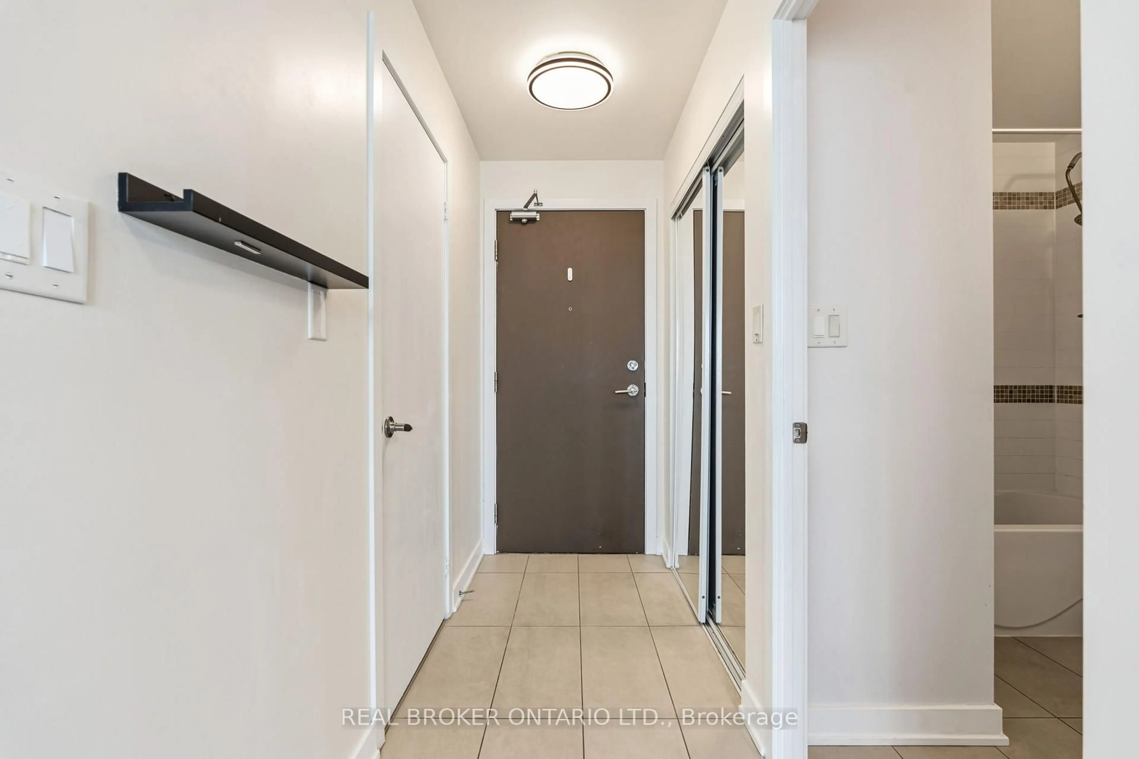 Indoor entryway for 4099 Brickstone Mews #3501, Mississauga Ontario L5B 0G2