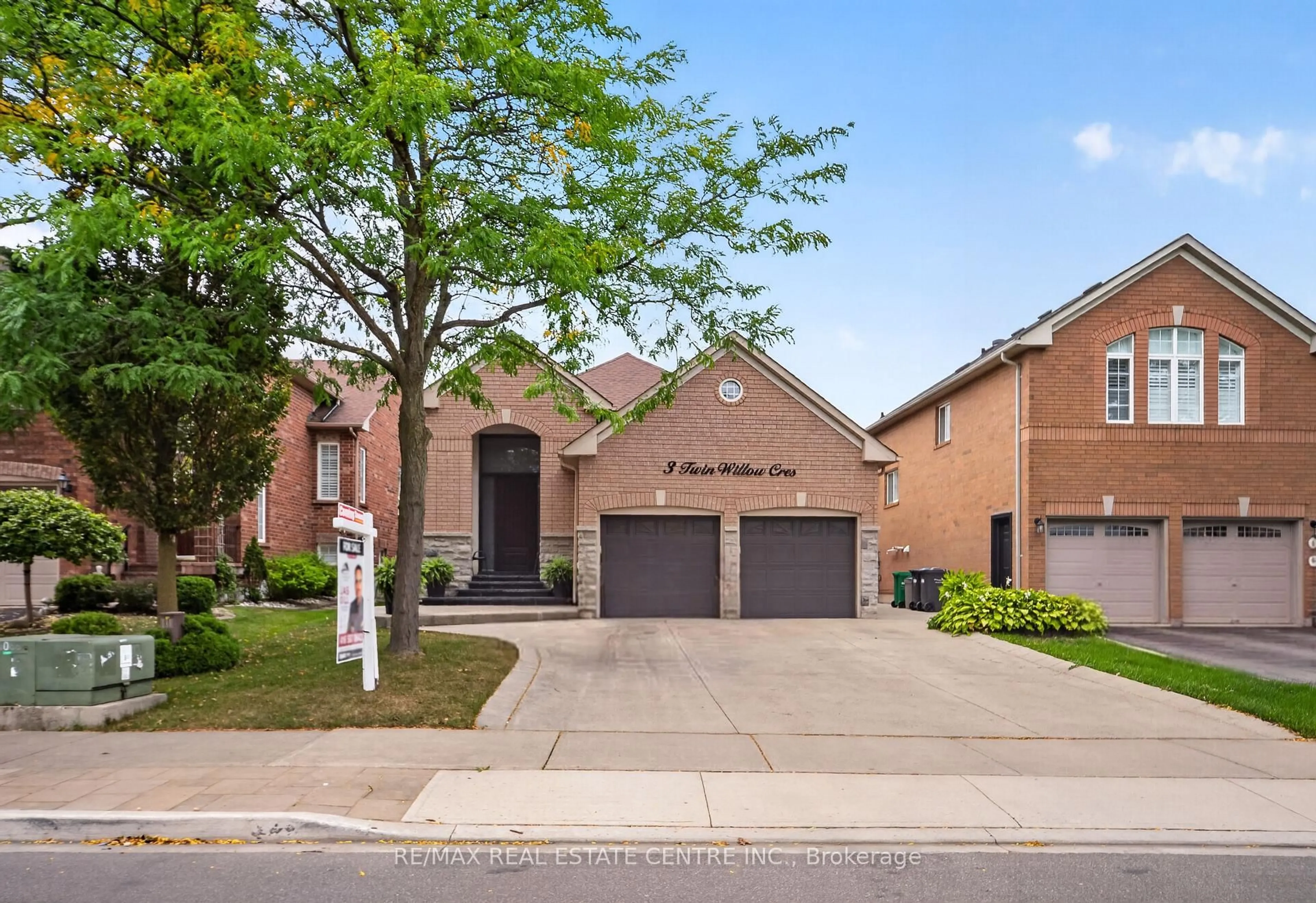 Home with brick exterior material, street for 3 Twin Willow Cres, Brampton Ontario L7A 1J9