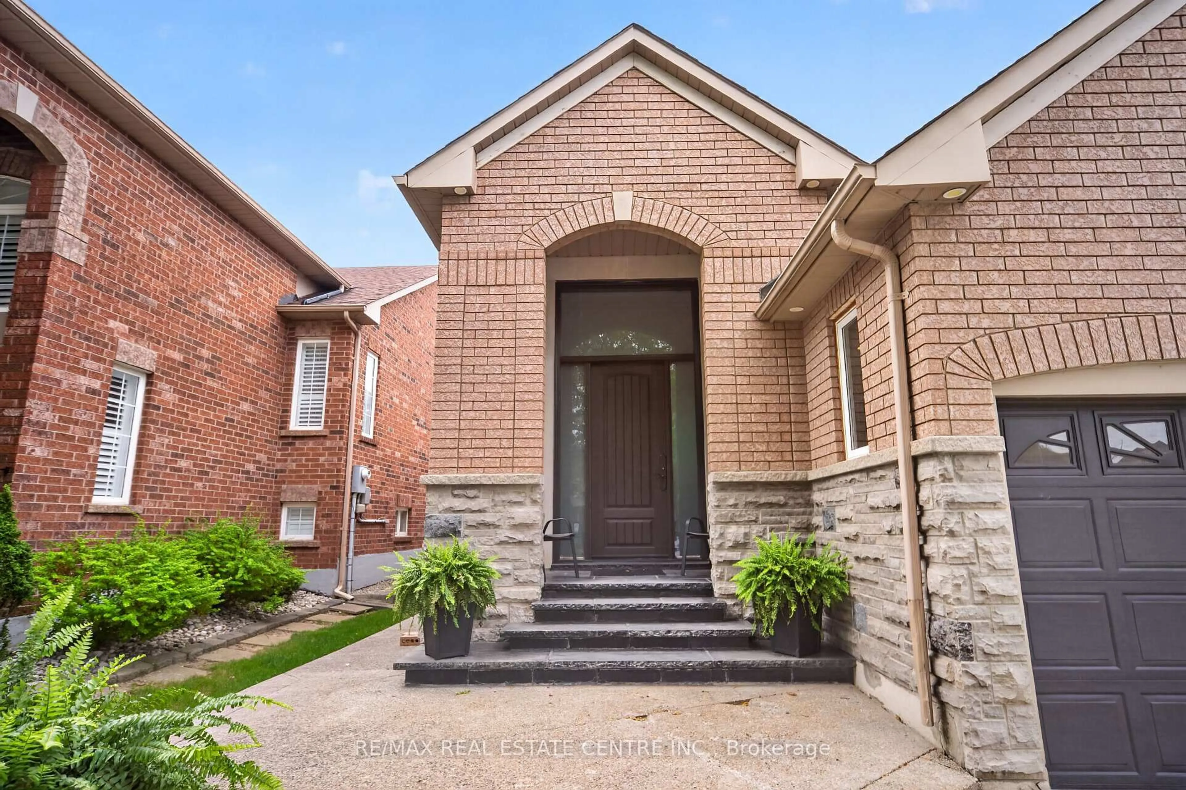 Home with brick exterior material, street for 3 Twin Willow Cres, Brampton Ontario L7A 1J9