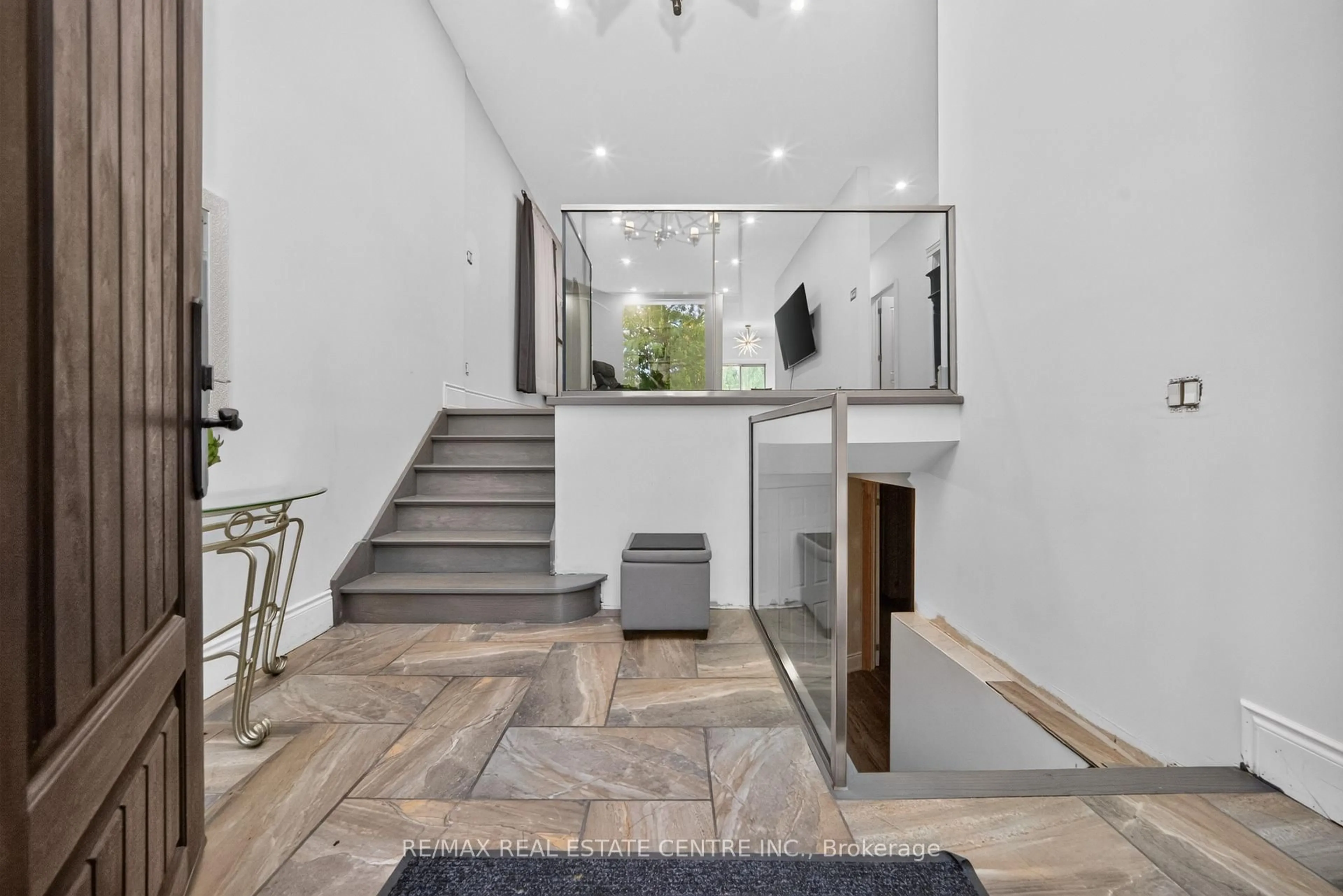 Indoor foyer for 3 Twin Willow Cres, Brampton Ontario L7A 1J9