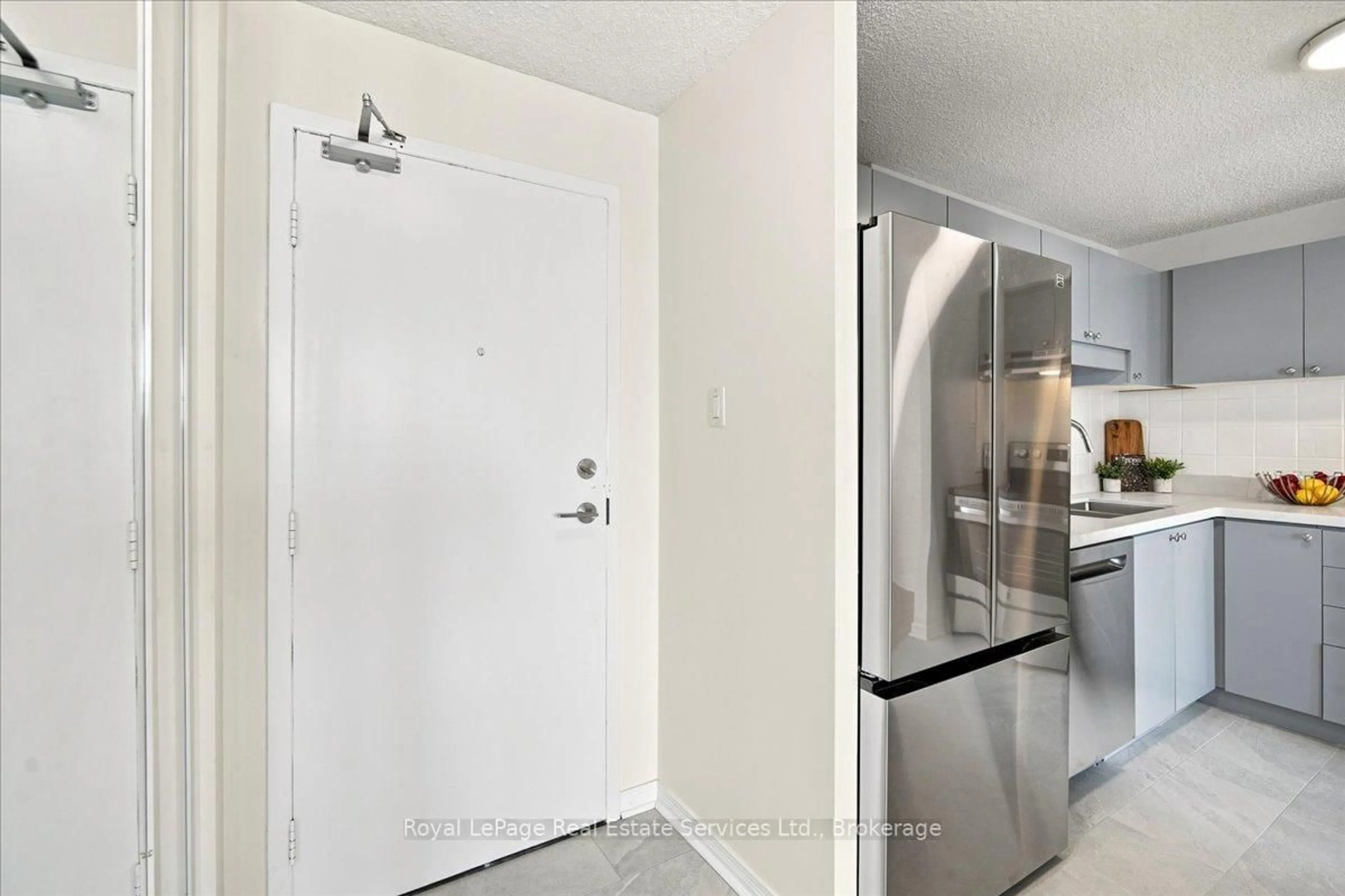Indoor entryway for 2900 Battleford Rd #1112, Mississauga Ontario L5N 2V9