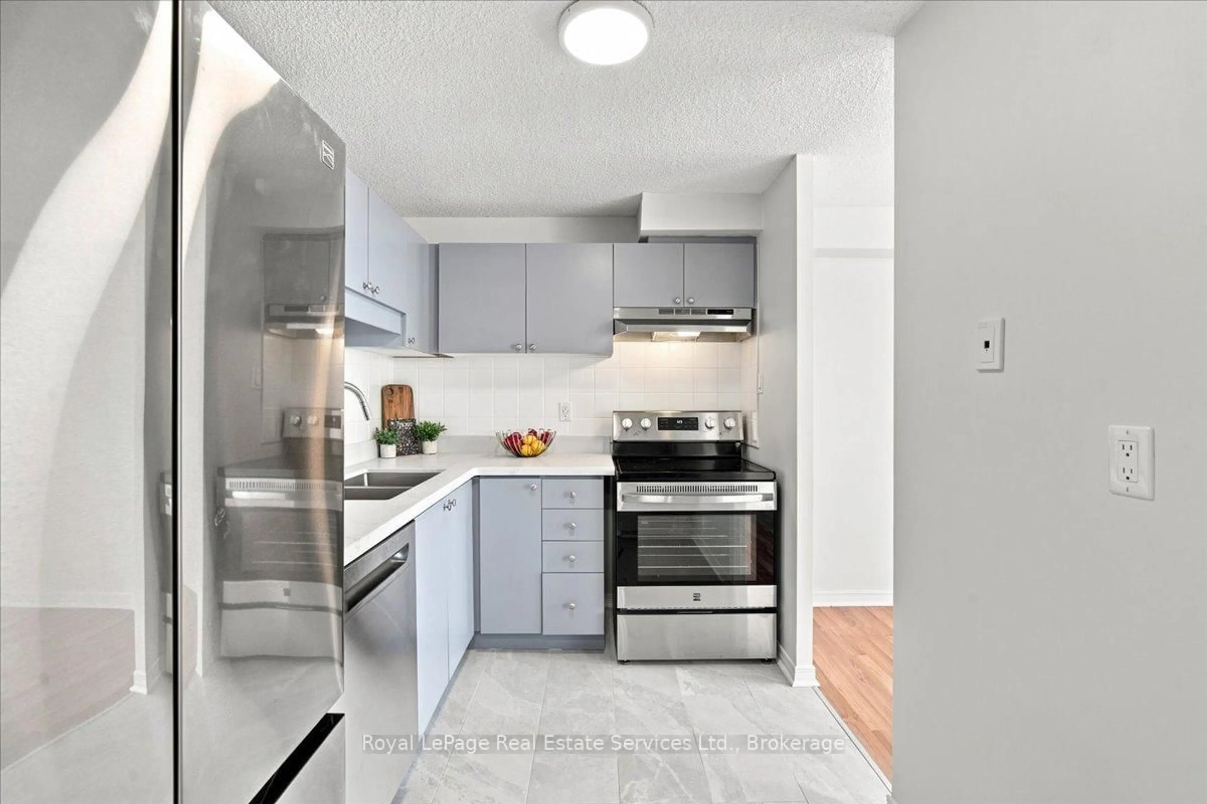 Standard kitchen, unknown for 2900 Battleford Rd #1112, Mississauga Ontario L5N 2V9