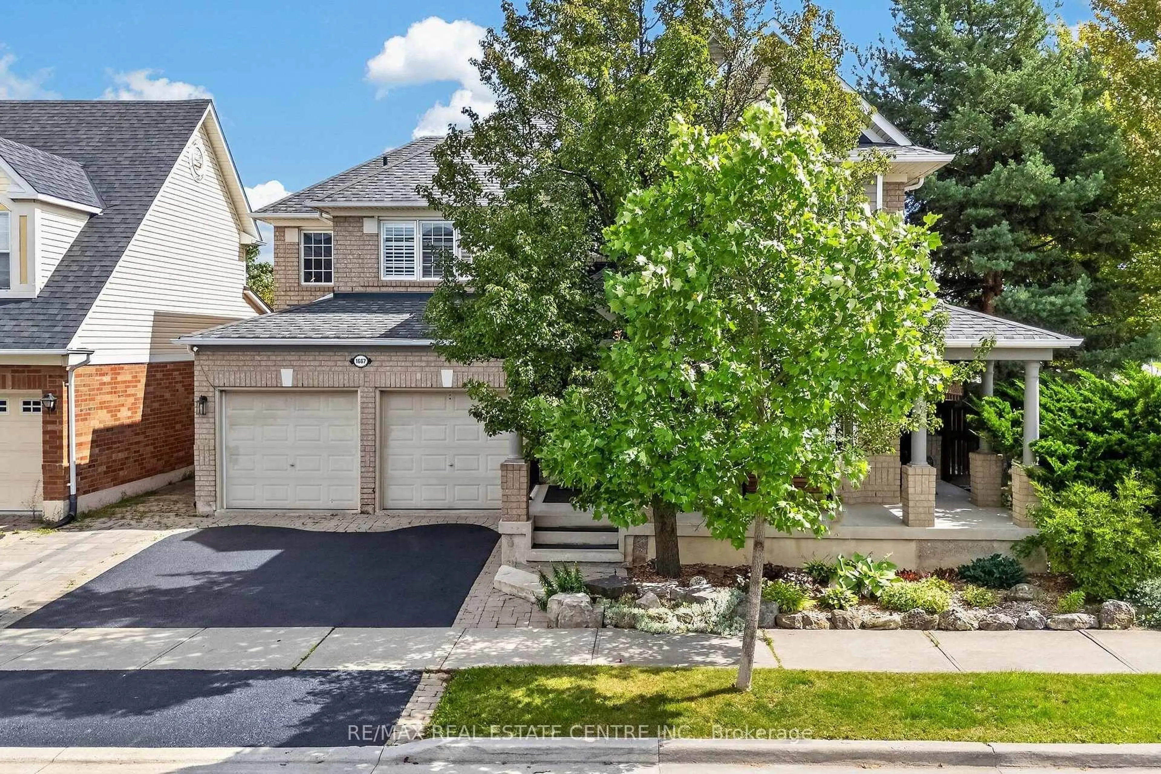 A pic from outside/outdoor area/front of a property/back of a property/a pic from drone, street for 1667 Dempsey Cres, Milton Ontario L9T 5M5