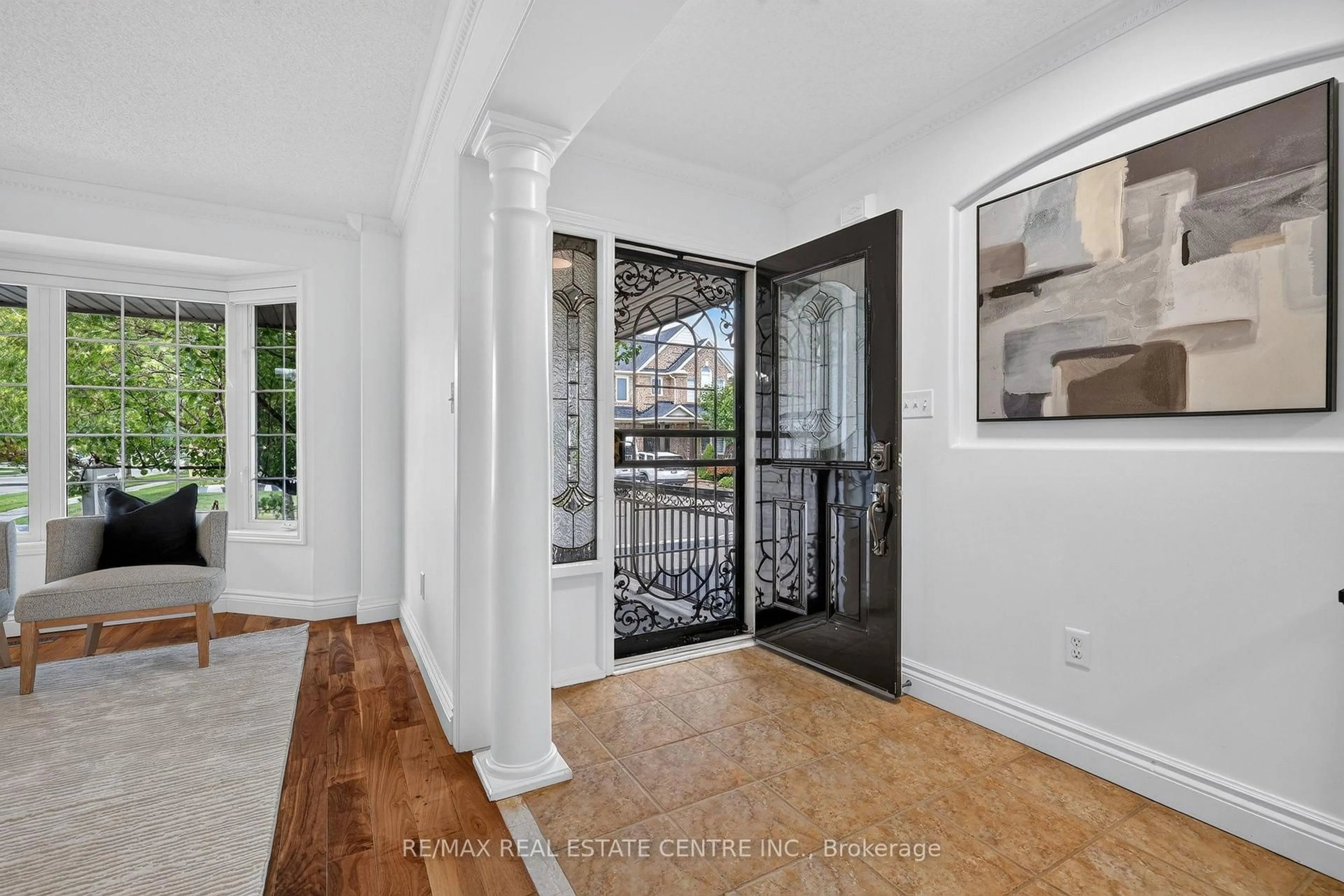 Indoor entryway for 1667 Dempsey Cres, Milton Ontario L9T 5M5