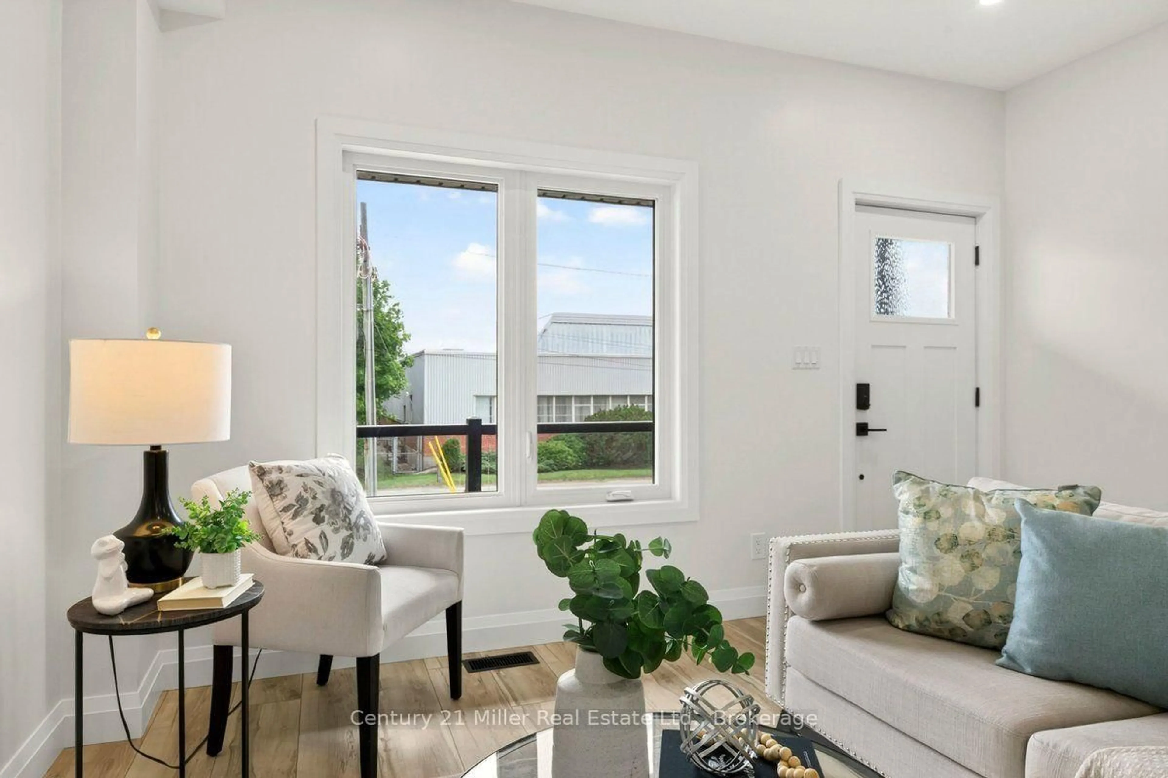 Living room with furniture, unknown for 39 Victoria St, Halton Hills Ontario L7G 3N5