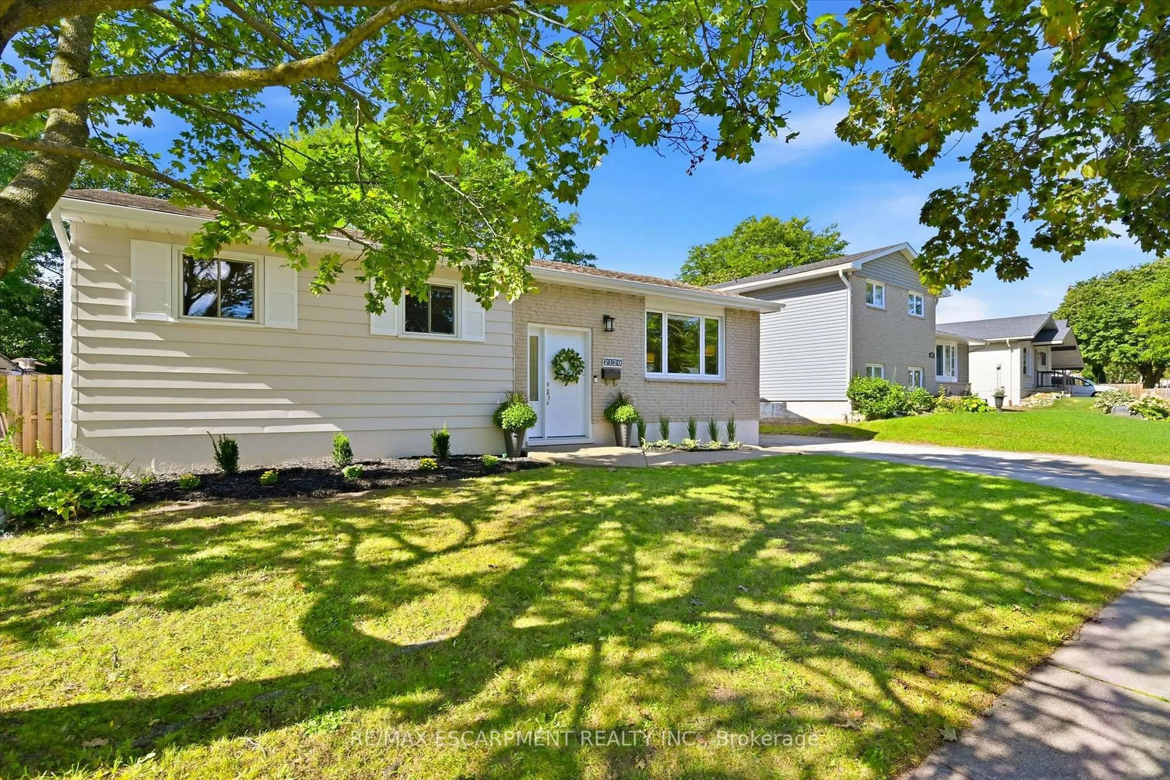 Home with vinyl exterior material, street for 2120 Cavendish Dr, Burlington Ontario L7P 1Z3
