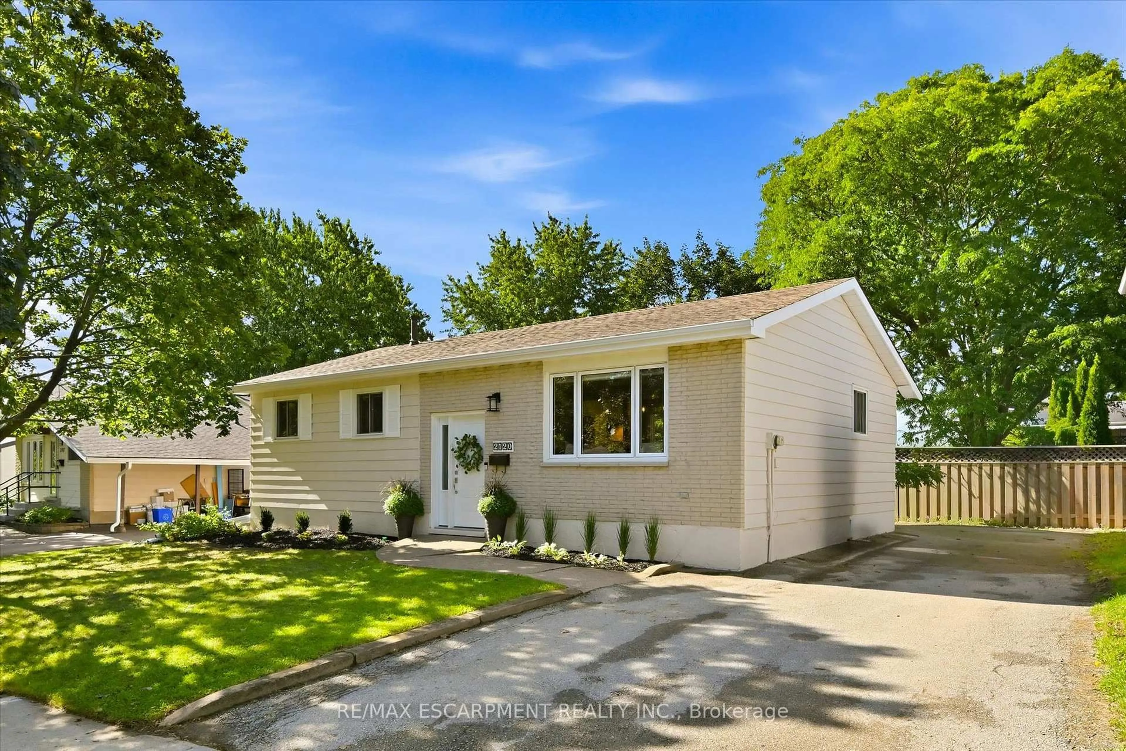 Home with vinyl exterior material, street for 2120 Cavendish Dr, Burlington Ontario L7P 1Z3