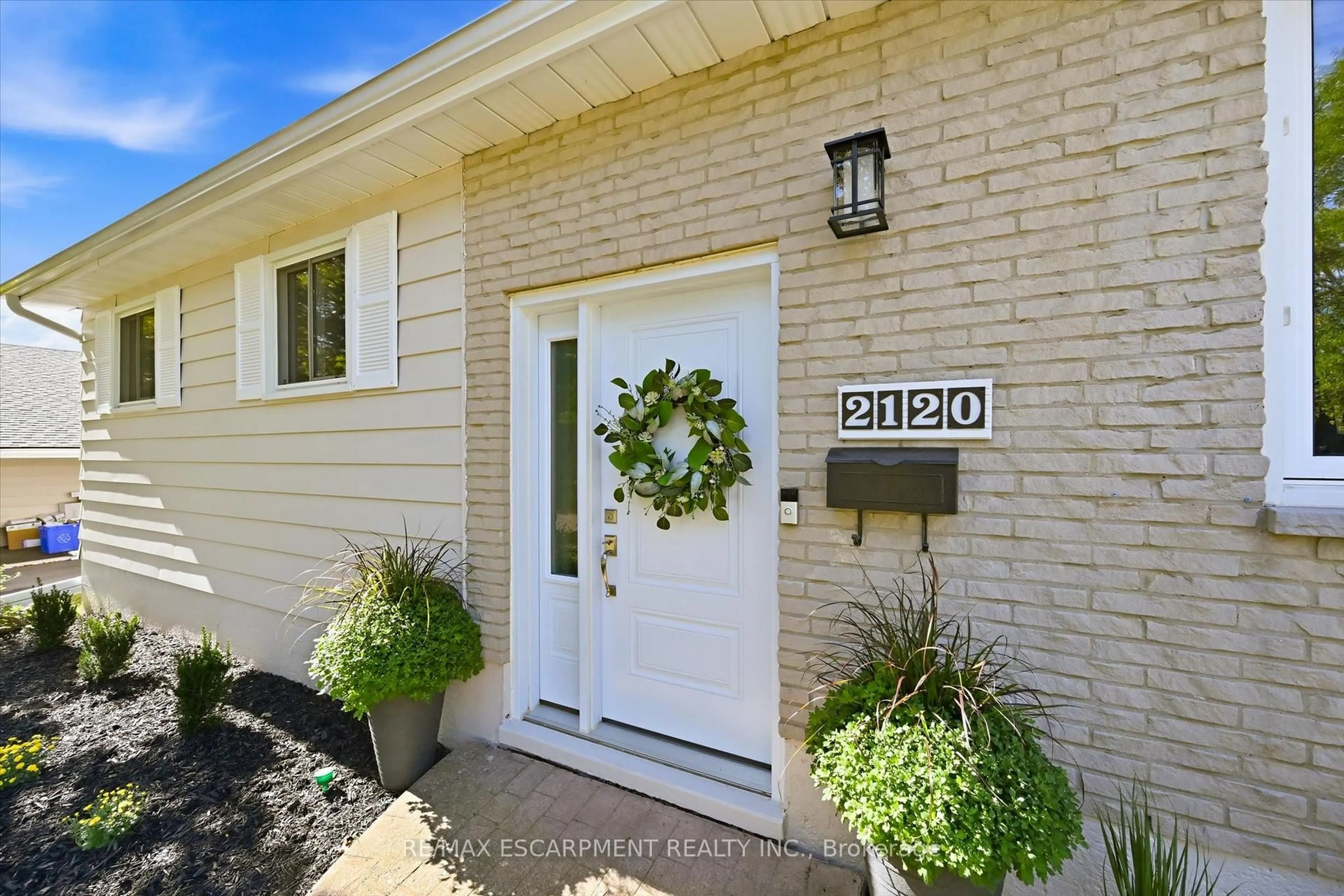 Indoor entryway for 2120 Cavendish Dr, Burlington Ontario L7P 1Z3