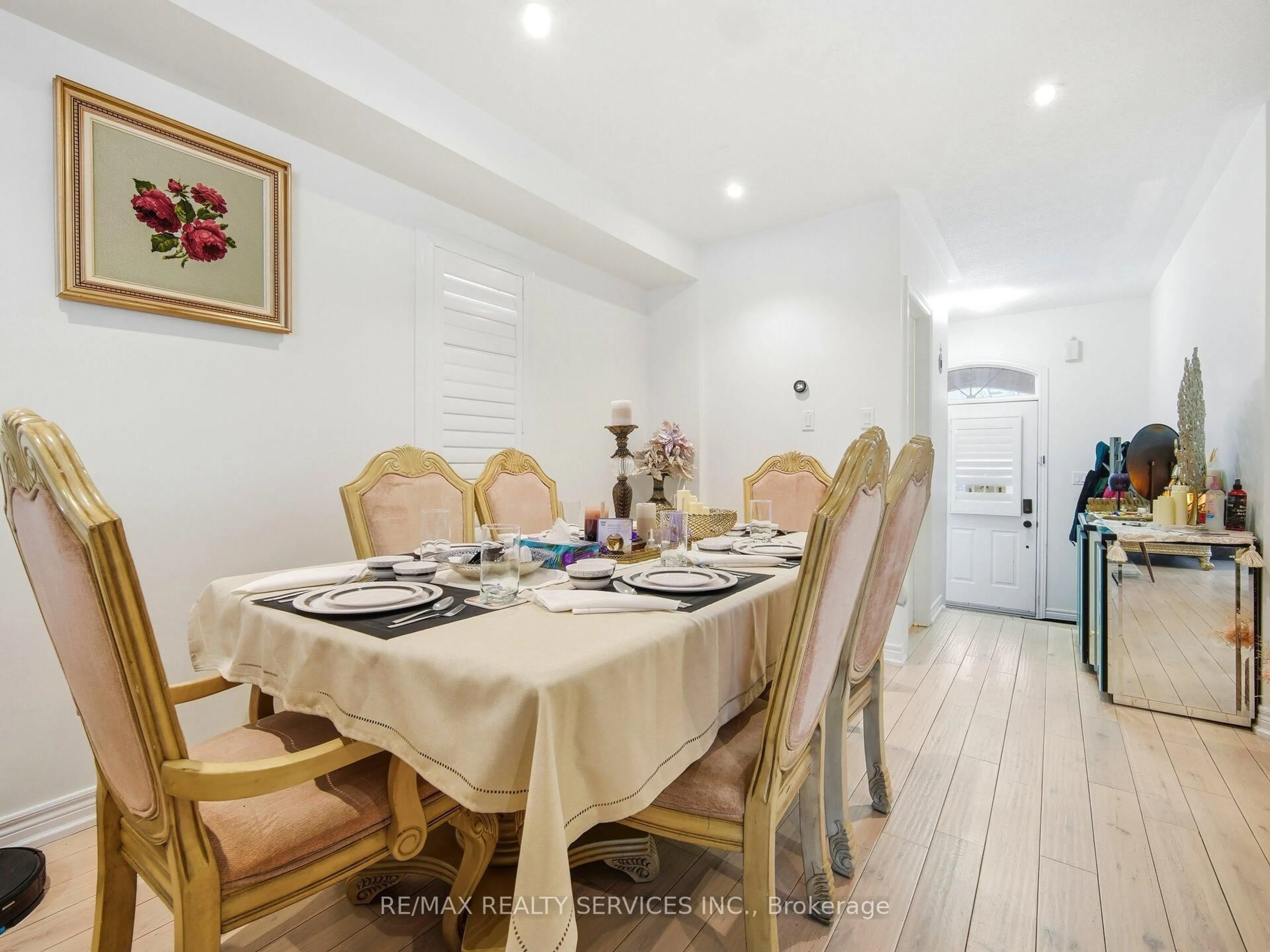 Dining room, unknown for 33 Sewells Lane, Brampton Ontario L7A 2Z9
