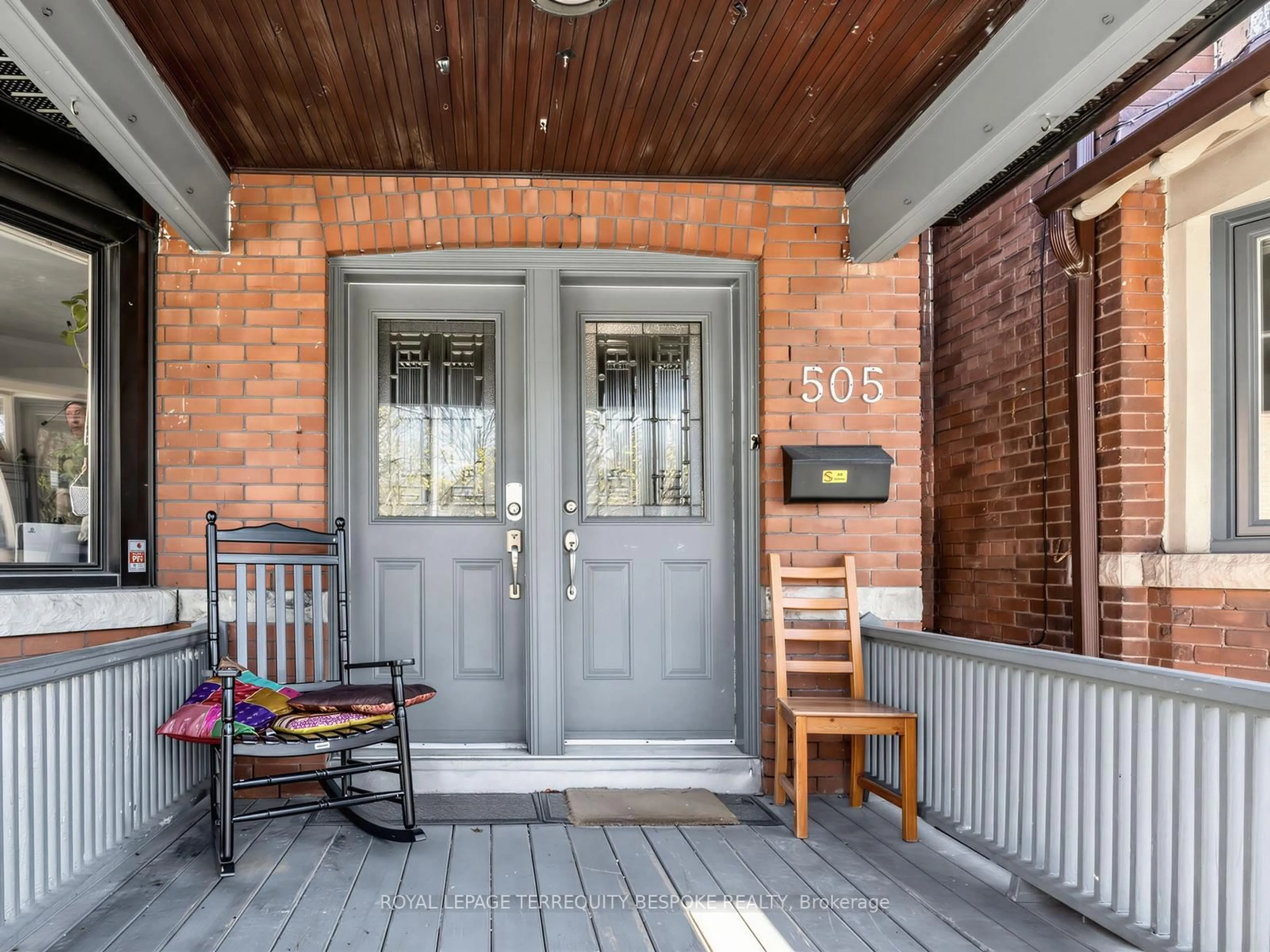 Indoor entryway for 505 Parkside Dr, Toronto Ontario M6R 2Z9