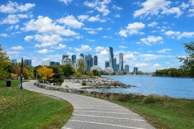 11 Superior Ave #TH1, Toronto 3