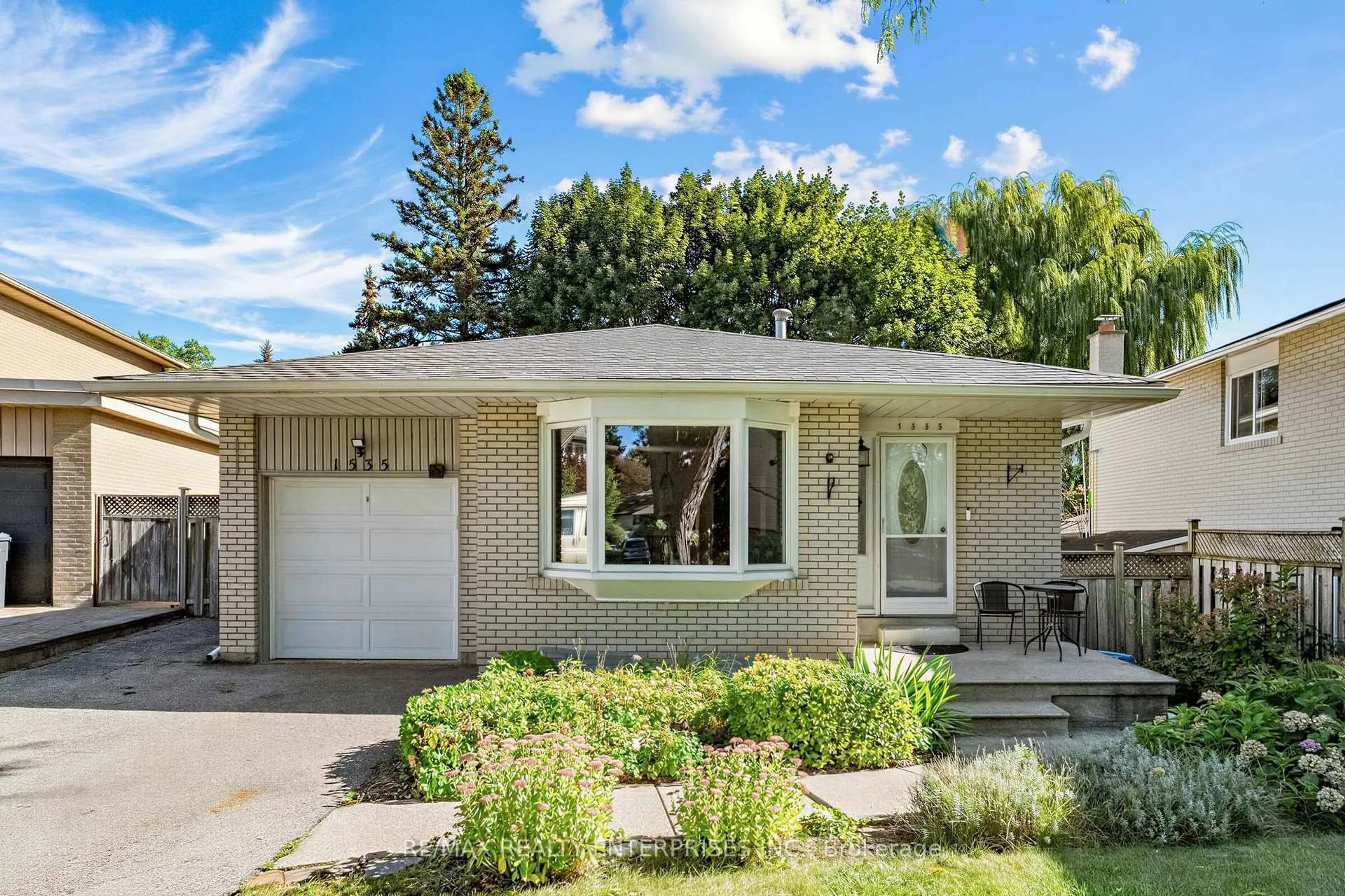 Home with vinyl exterior material, street for 1535 Thetford Crt, Mississauga Ontario L5J 3N2