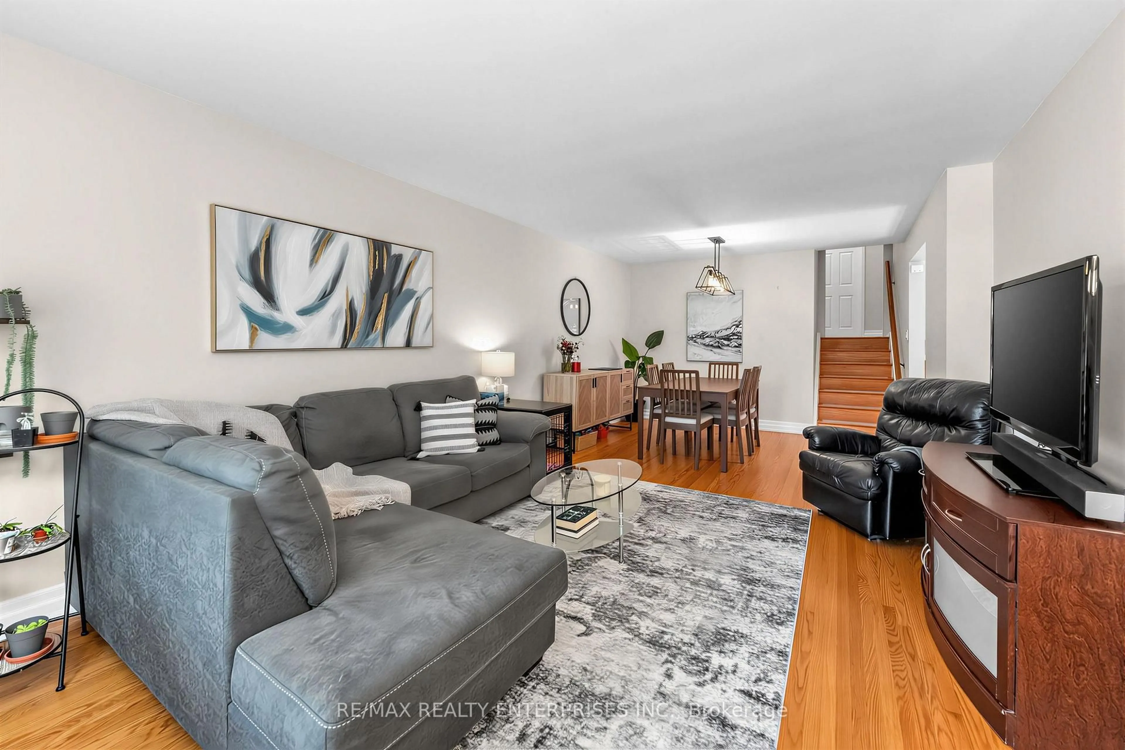Living room with furniture, unknown for 1535 Thetford Crt, Mississauga Ontario L5J 3N2