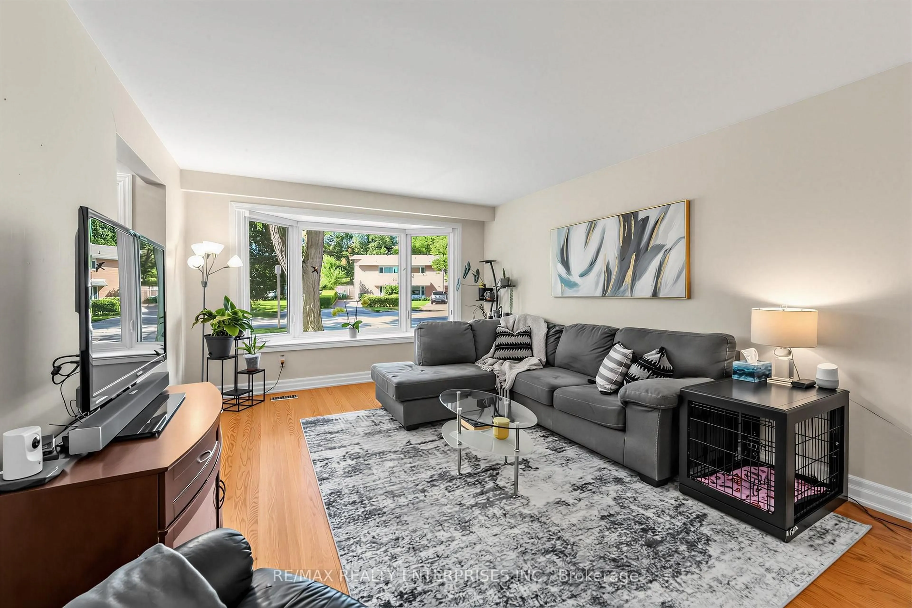 Living room with furniture, unknown for 1535 Thetford Crt, Mississauga Ontario L5J 3N2