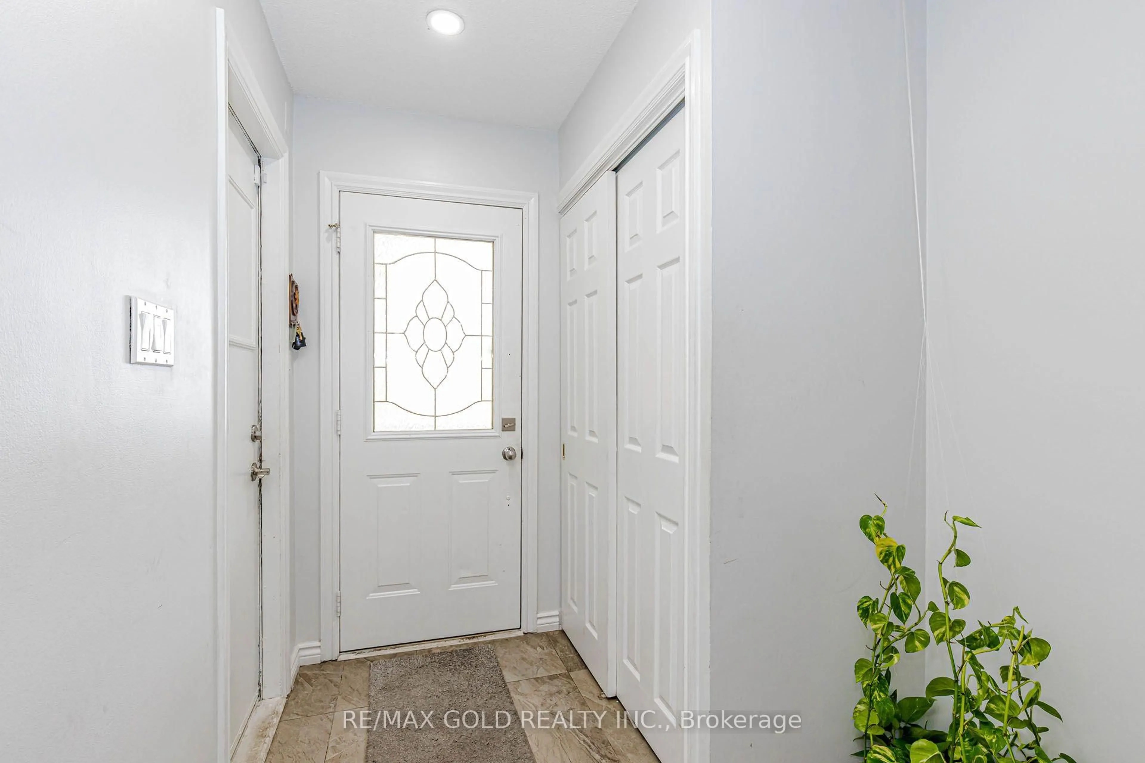 Indoor entryway for 240 Simmons Blvd, Brampton Ontario L6V 3Y1