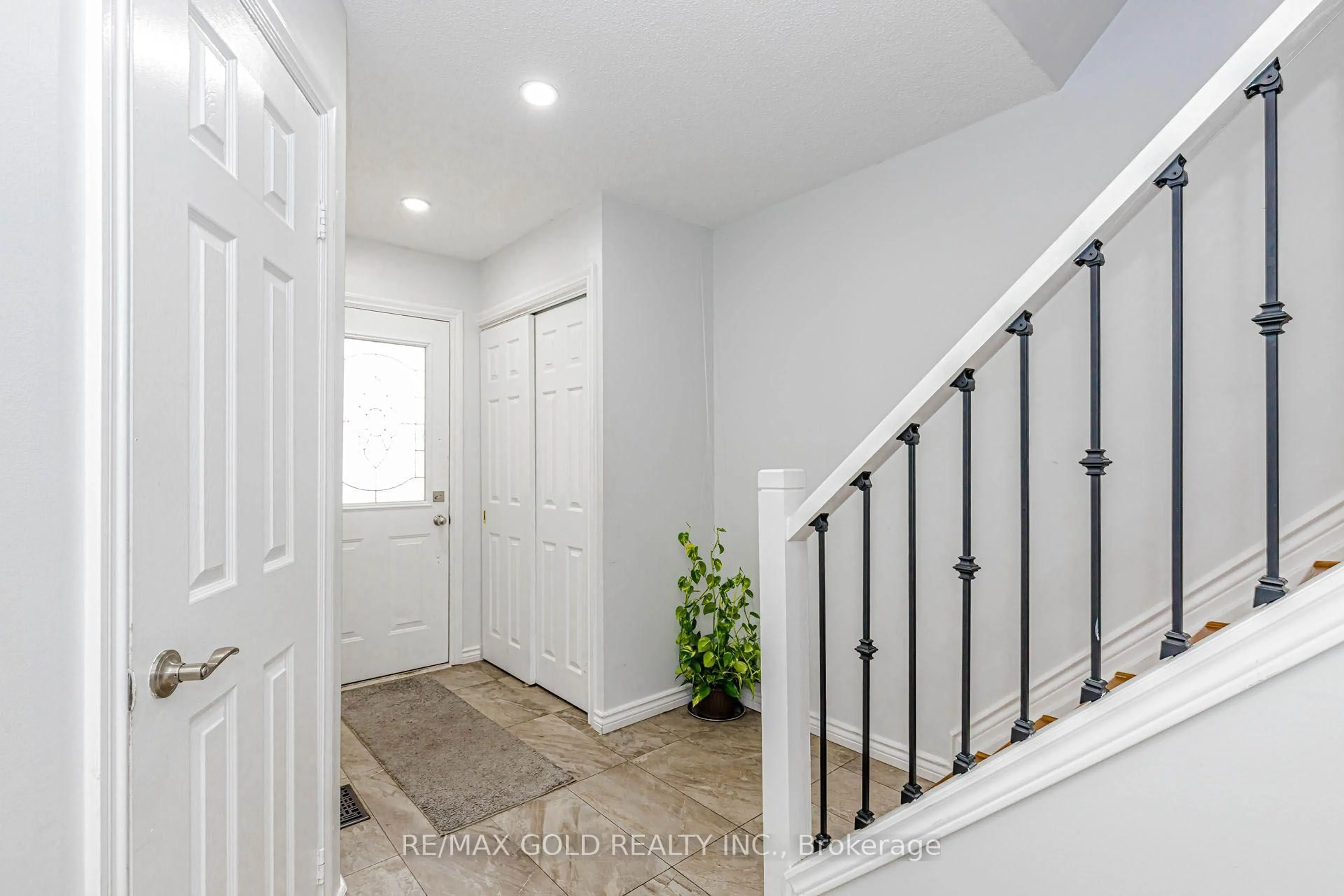 Indoor entryway for 240 Simmons Blvd, Brampton Ontario L6V 3Y1