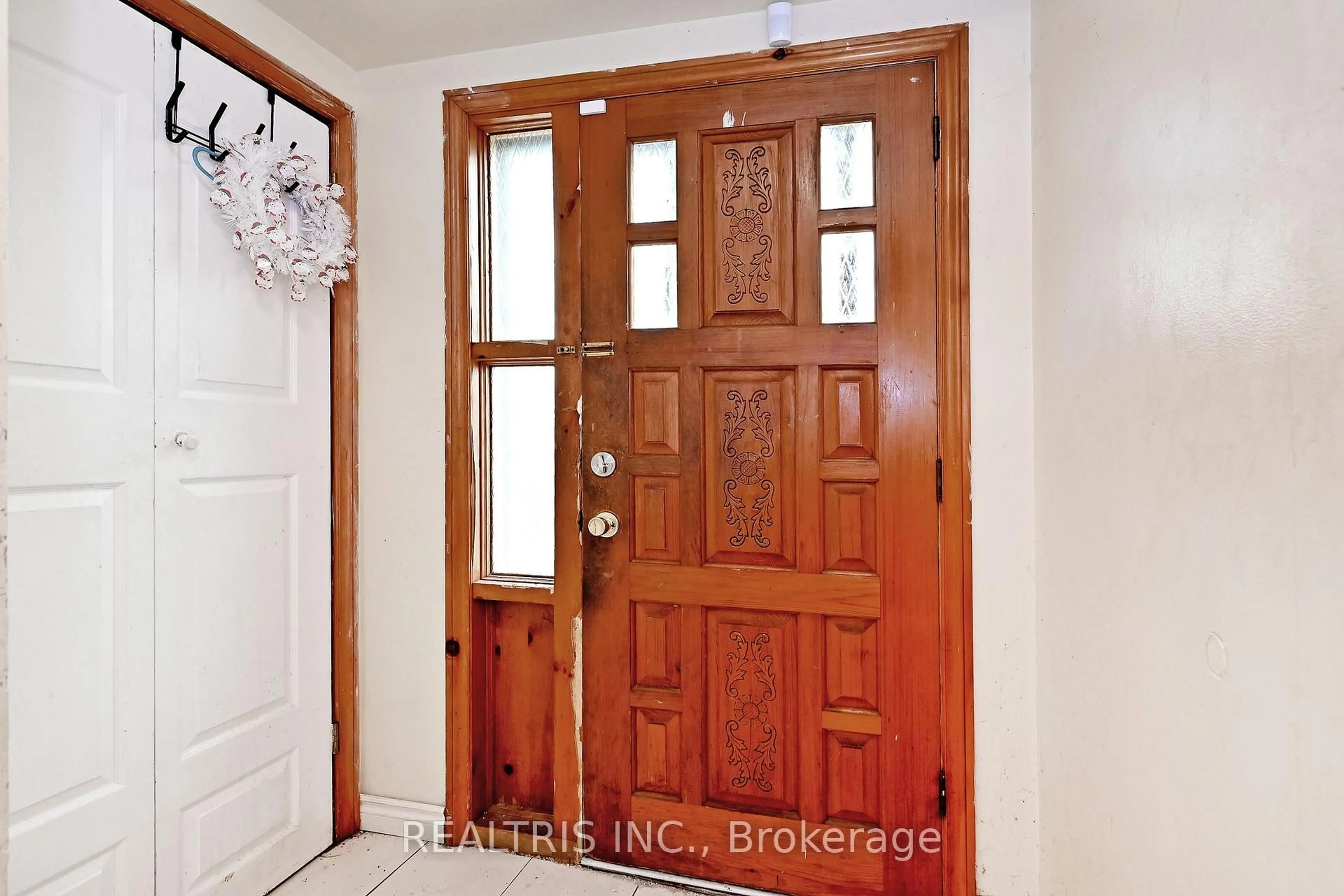 Indoor entryway for 116 Sutherland Ave, Brampton Ontario L6V 2H7