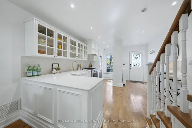 180 Manitoba St #3, Toronto 5