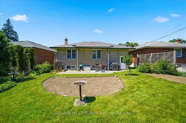 19 Decarie Circ, Toronto 4