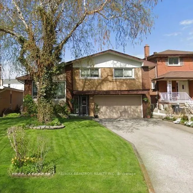 74 Lunness Rd, Toronto 5