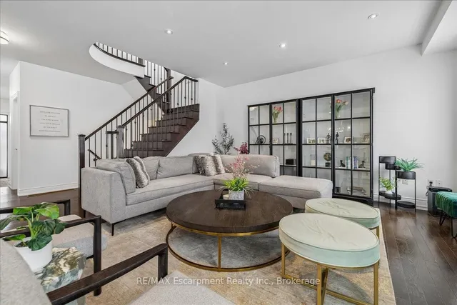 2400 Spring Meadow Way, Oakville 4