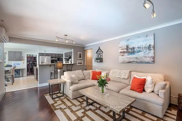7 Treeline Crt, Toronto 5