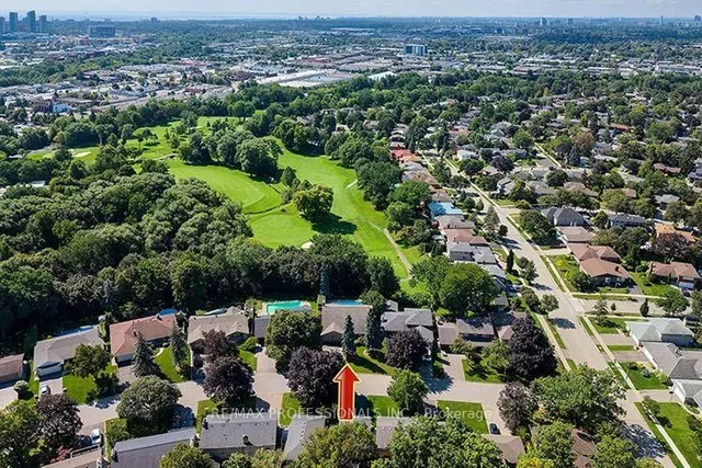7 Treeline Crt, Toronto 2