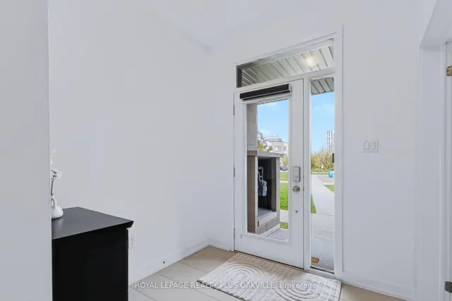 211 Squire Cres #5, Oakville 4