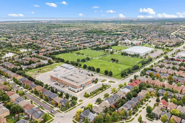 2495 Wooden Hill Circ, Oakville 4