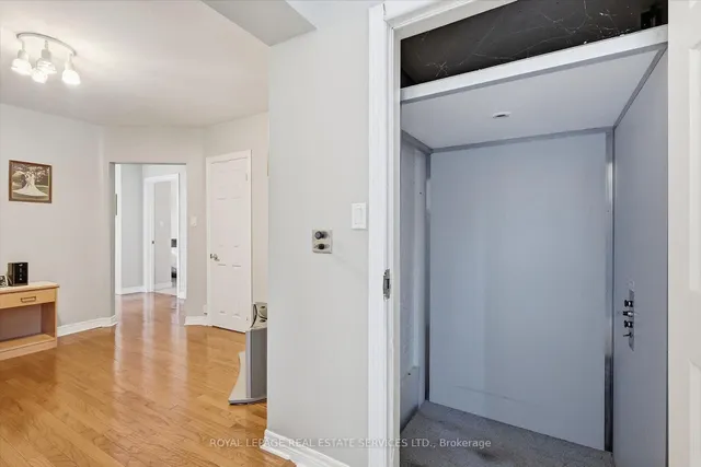 305 Queen Mary Dr, Oakville 5