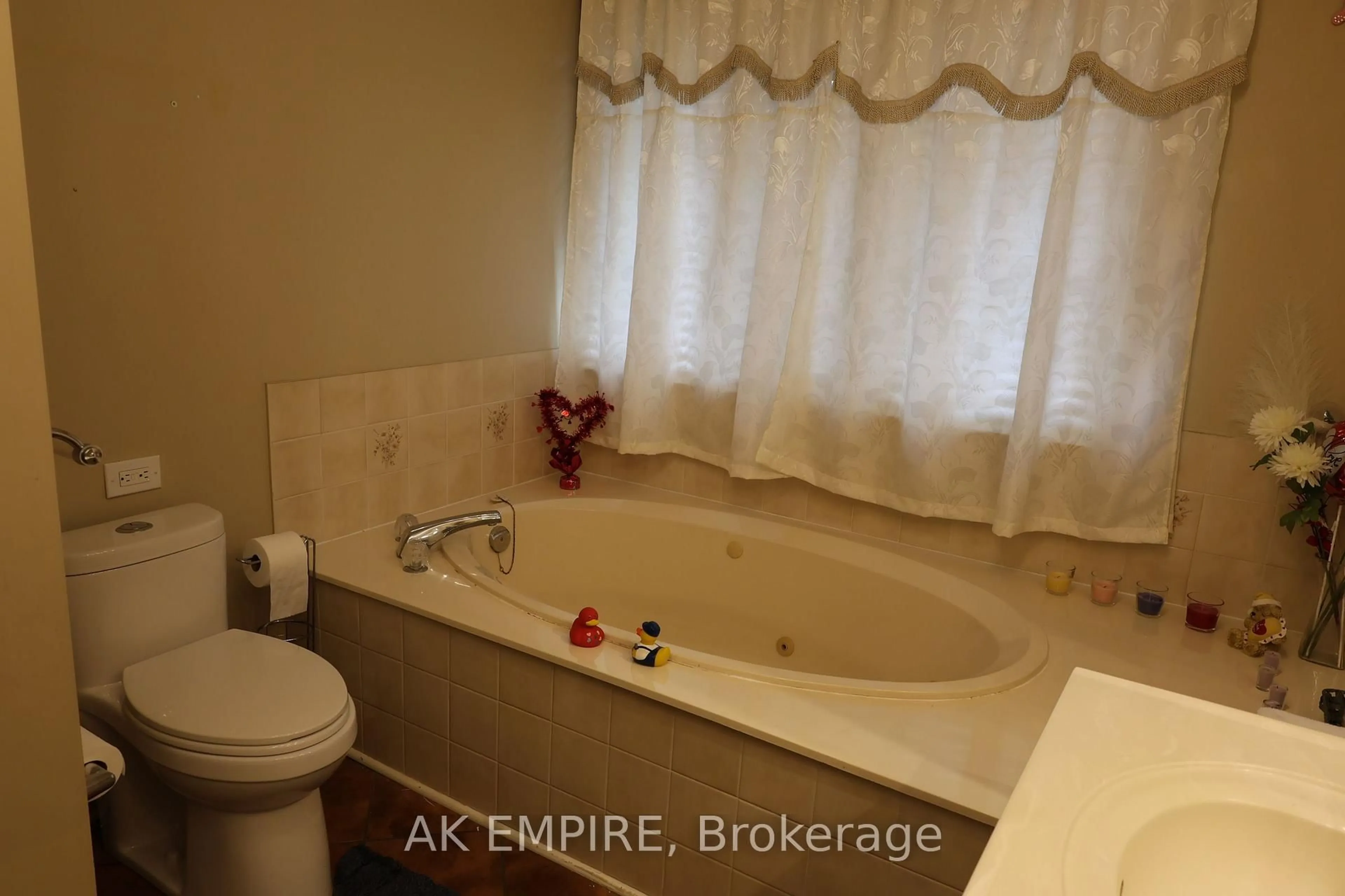 trreb/IMG-W13802456_0fbee95a-dca1-4187-a6fe-6bff0b7c2730-l.jpg