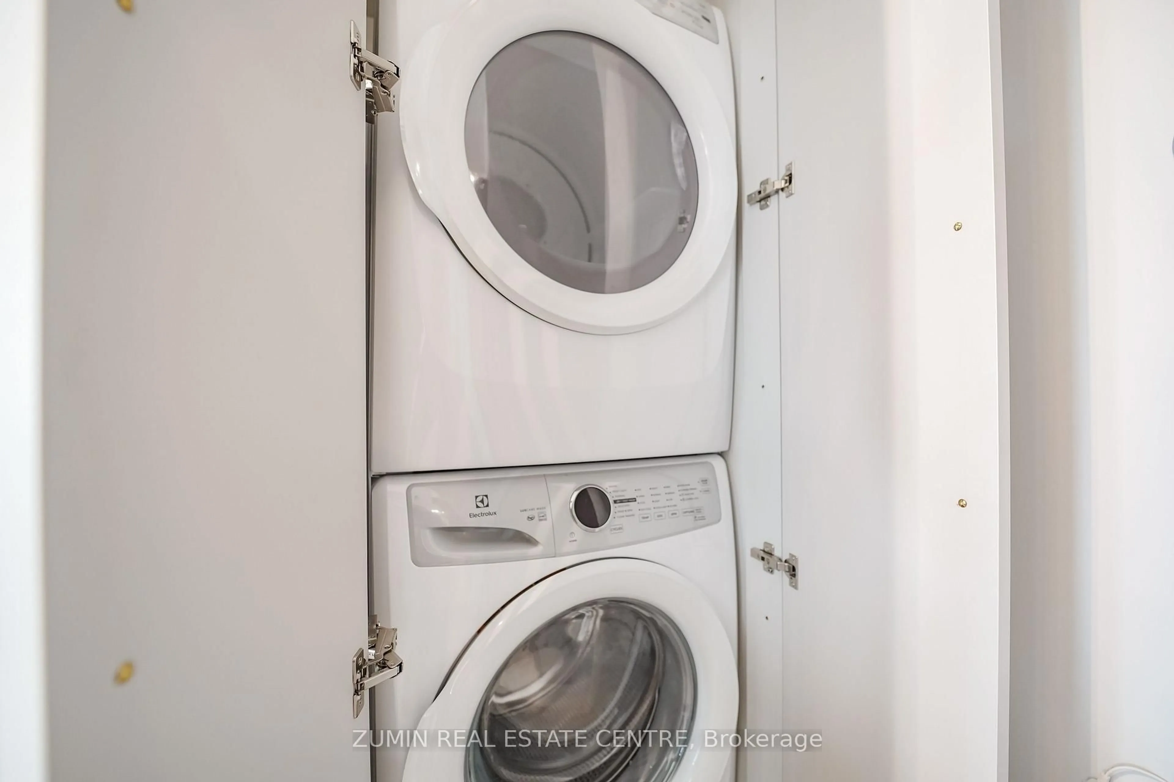 trreb/IMG-W13812468_0a093914-6265-42a0-b93d-1eac6e910afe-l.jpg