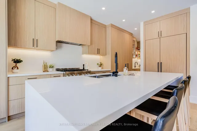5 Bradbury Cres, Toronto 3