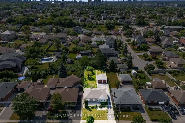 295 Falstaff Ave, Toronto 5