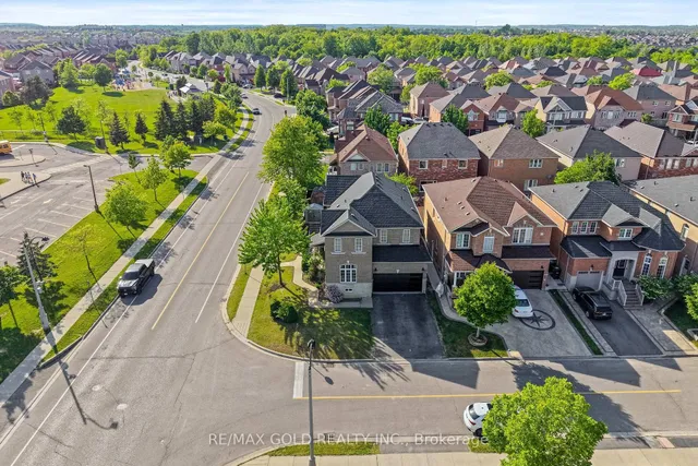 261 Mountainash Rd, Brampton 4