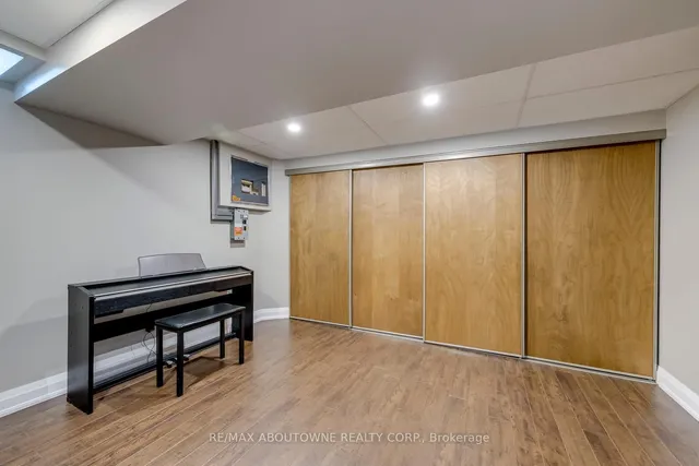1198 Potters Wheel Cres, Oakville 5