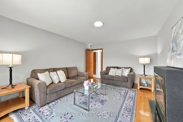 12 Paradelle Cres, Toronto 3