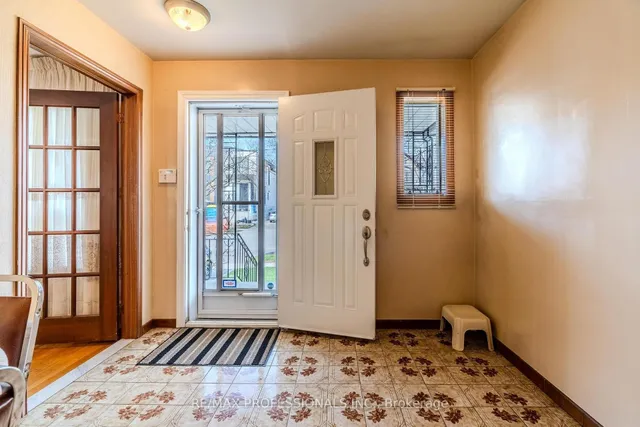 45 Chartwell Rd, Toronto 5