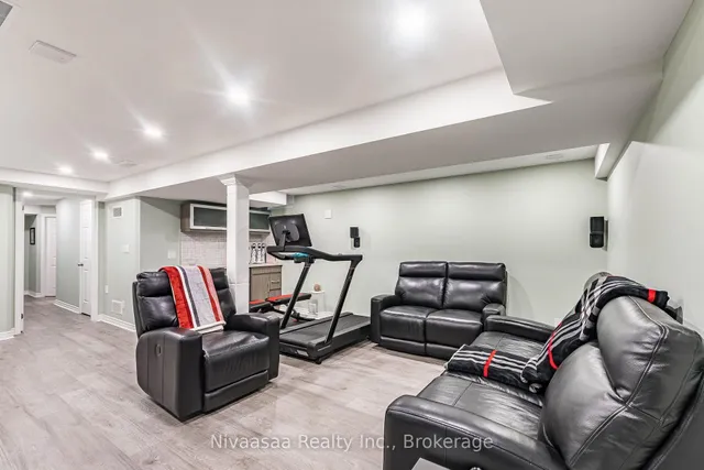 9 Parisian Rd, Brampton 2