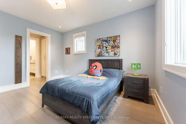 18 Florence Dr, Oakville 4