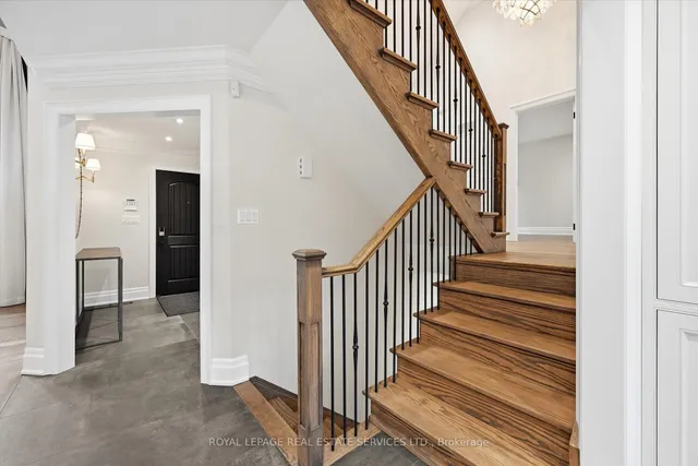 1601 Venetia Dr, Oakville 3