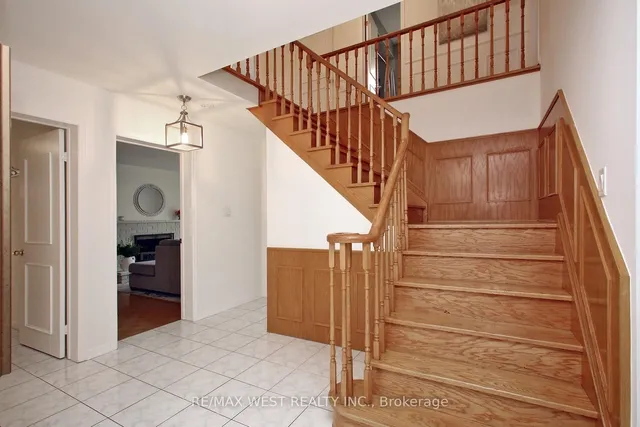 540 Louis Dr, Mississauga 4