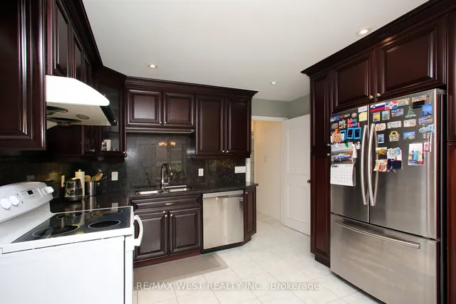 540 Louis Dr, Mississauga 3